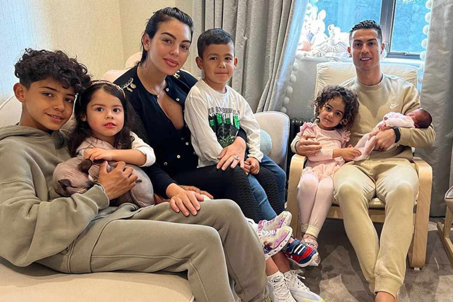 Cristiano Ronaldo Có Bao Nhiêu Người Con? Tên Họ Là Gì?